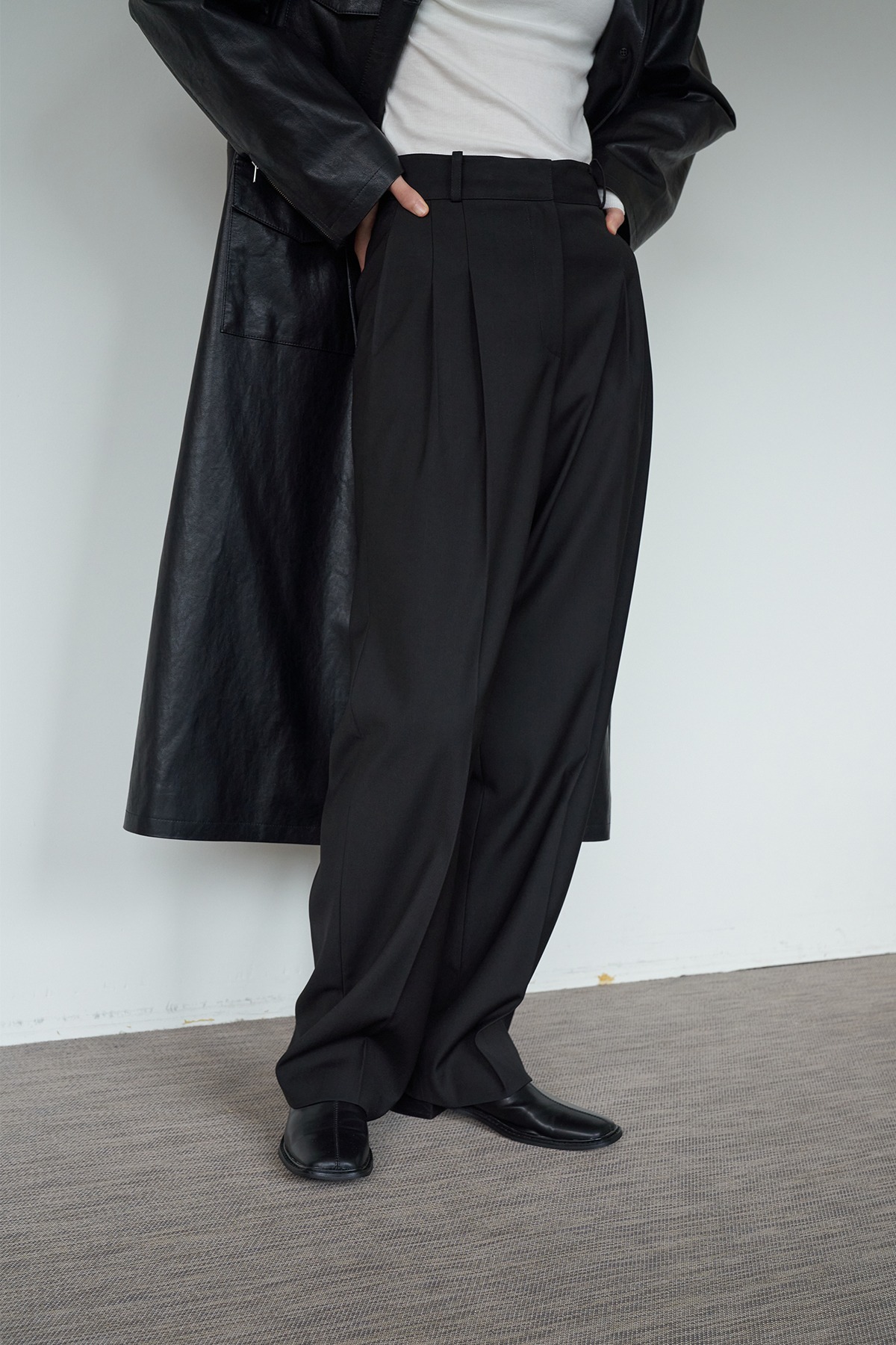 Wide silhouette slacks (black)