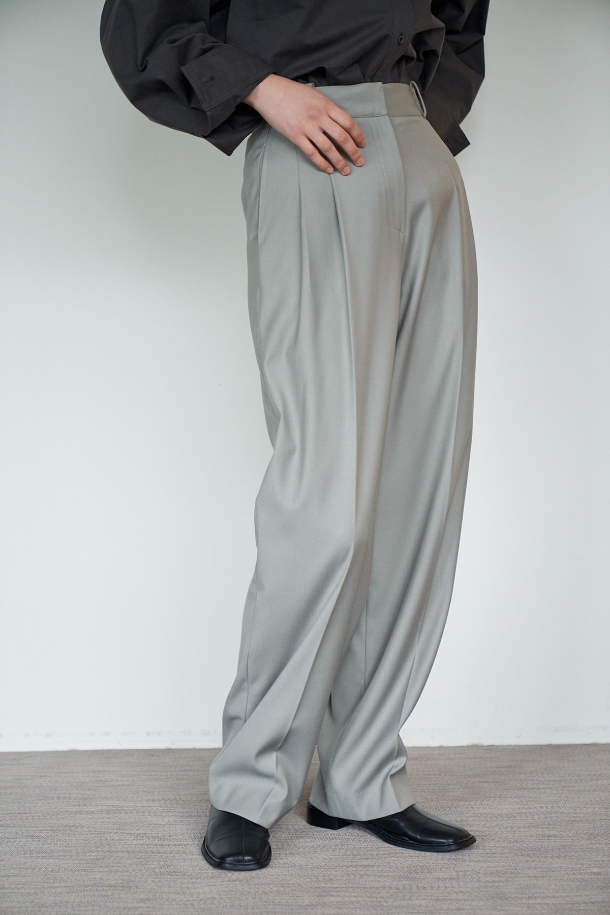 Wide silhouette slacks (mint grey)